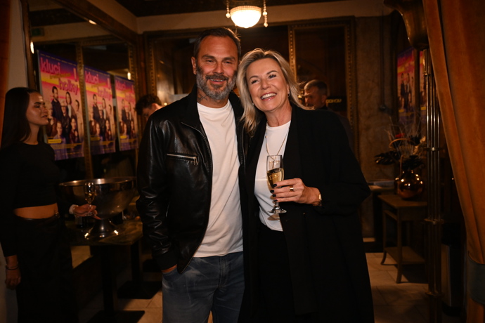 FOTO: Ani fotbalista Patrik Berger si událost nenechal ujít a v dobré náladě dorazil po boku manželky.