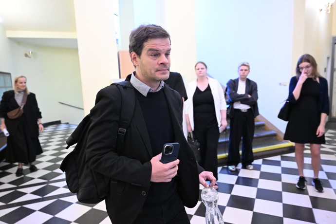 FOTO: Vyčerpaně působící Adam Kraus míří na další soudní jednání. – stránka 1