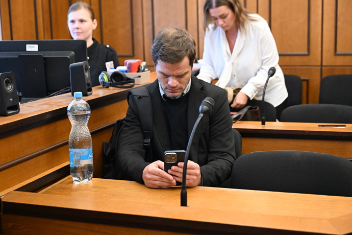 FOTO: Jakmile Kraus usedl do lavice, znovu se věnoval svému mobilu. – stránka 5