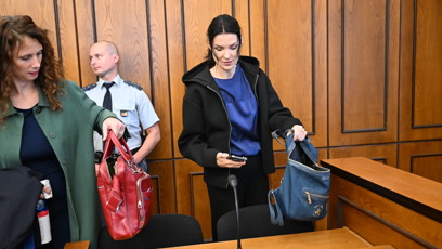 FOTO: Enevová dorazila k soudu v mikině.