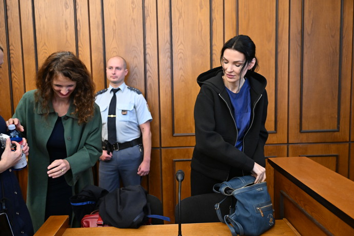 FOTO: Advokátka Hořejší neskrývala dobrou náladu. – stránka 1