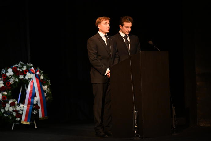 FOTO: František Filip Červenka promluvil o zesnulém herci. – stránka 1