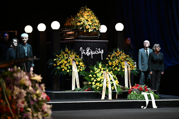 FOTO: Herci drželi u rakve Jiřího Štěpničky čestnou stráž. – stránka 63