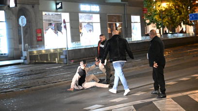 FOTO: Jeden z účastníků rvačky skončil na zemi.