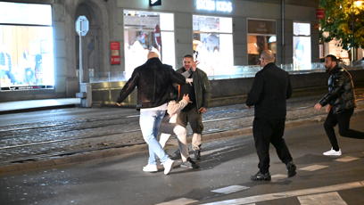 FOTO: Rvačka se přesunula přímo na pražské kolejiště.