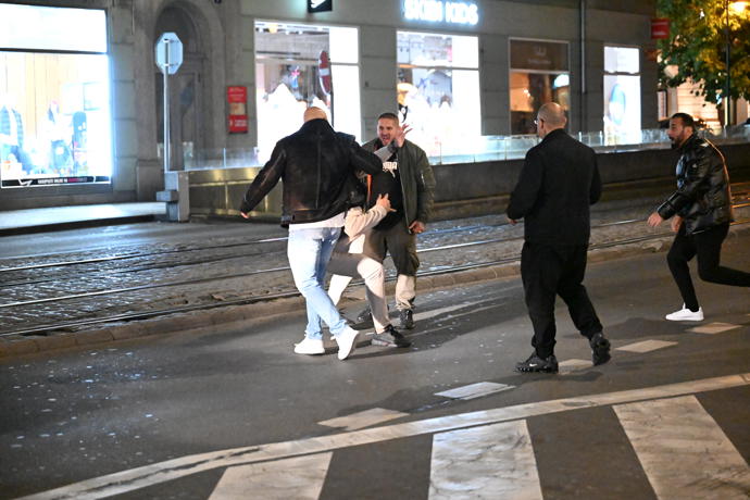 FOTO: Rvačka se přesunula přímo na pražské kolejiště. – stránka 17