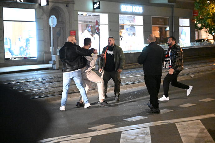 FOTO: Do sebe se pustilo hned několik mužů. – stránka 16