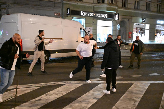 FOTO: V pražských ulicích se to nebezpečně hemžilo. – stránka 11