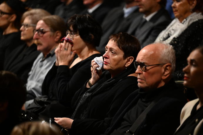 FOTO: Přátelé a kolegové nemohli udržet slzy. – stránka 60