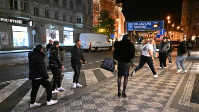 FOTO: Rvačka probíhala všem na očích, přímo na chodníku.