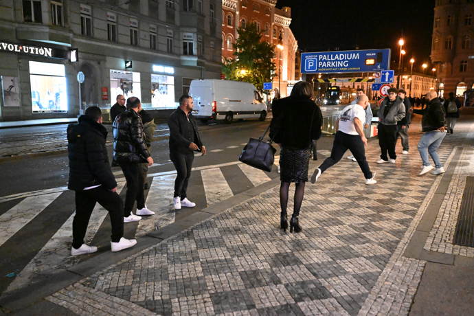FOTO: Rvačka probíhala všem na očích, přímo na chodníku. – stránka 10