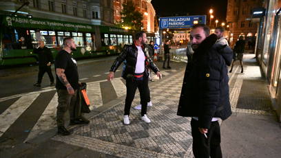 FOTO: Kotlárovci se seběhli před Palladium jako roj včel.