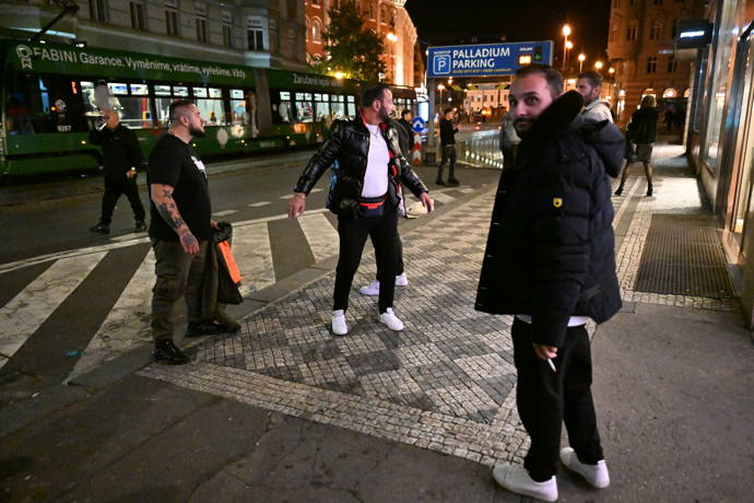 FOTO: Kotlárovci se seběhli před Palladium jako roj včel. – stránka 7