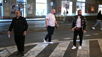 FOTO: Nakonec ale celou rvačku Patrik ustál, přestože se během tiskovky skácel na zem.