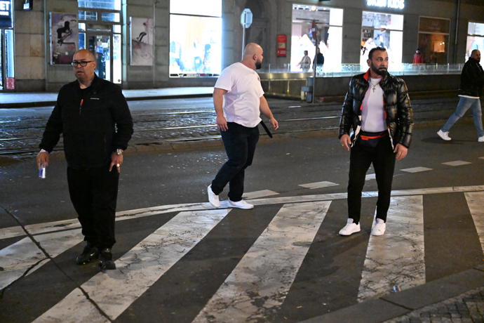 FOTO: Nakonec ale celou rvačku Patrik ustál, přestože se během tiskovky skácel na zem. – stránka 4