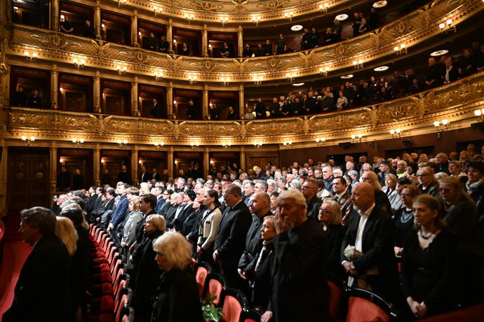 FOTO: Pohřeb Jiřího Štěpničky proběhl v Národním divadle. – stránka 55