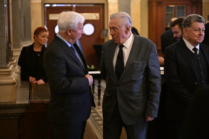 FOTO: Petr Kostka na pohřbu Jiřího Štěpničky. – stránka 1