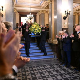 Jiřího Štěpničku vyprovodili přátelé a kolegové na jeho poslední cestu potleskem.