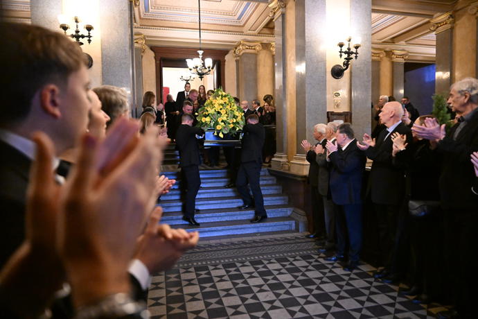 FOTO: Jiřího Štěpničku vyprovodili přátelé a kolegové na jeho poslední cestu potleskem. – stránka 48
