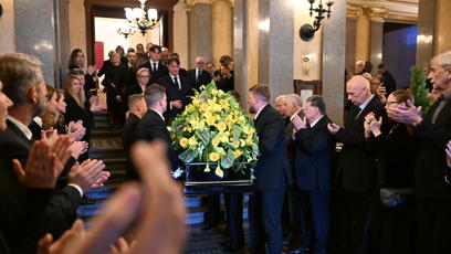 FOTO: Jiřího Štěpničku vyprovodili přátelé a kolegové na jeho poslední cestu potleskem.