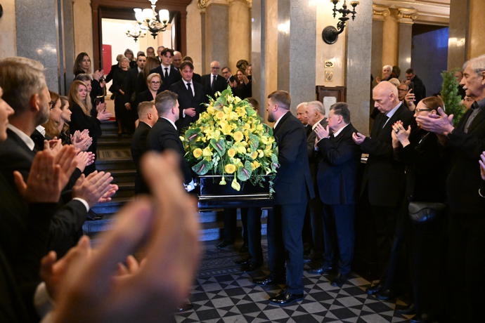FOTO: Jiřího Štěpničku vyprovodili přátelé a kolegové na jeho poslední cestu potleskem. – stránka 47