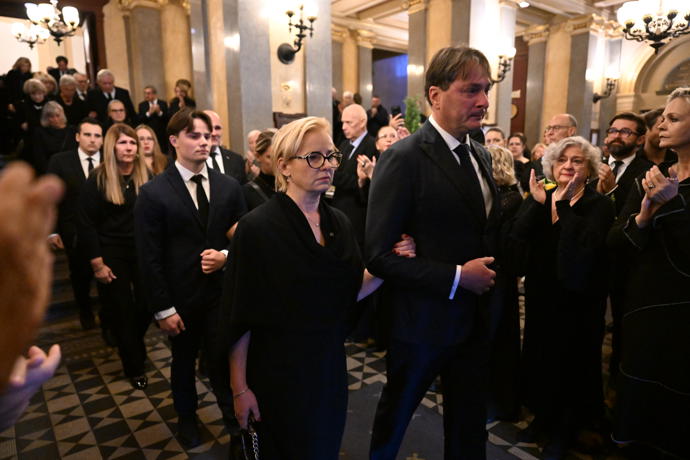 FOTO: Pohřeb Jiřího Štěpničky byl velmi emotivní. Málokdo dokázal udržet slzy. – stránka 50