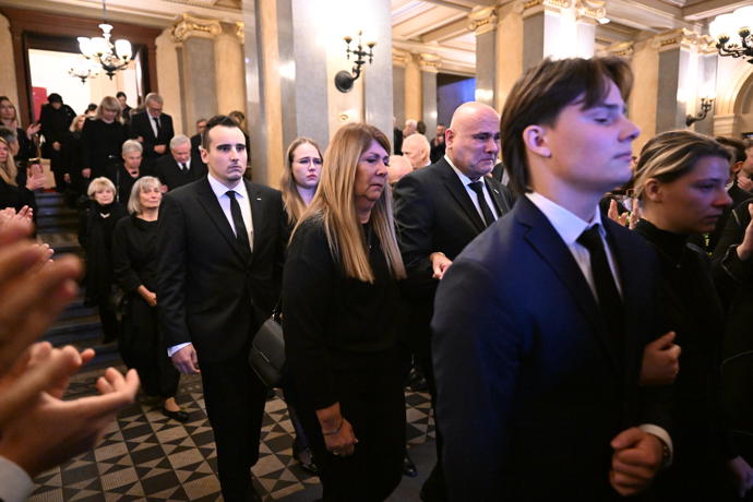 FOTO: Pohřeb Jiřího Štěpničky byl velmi emotivní. Málokdo dokázal udržet slzy. – stránka 49