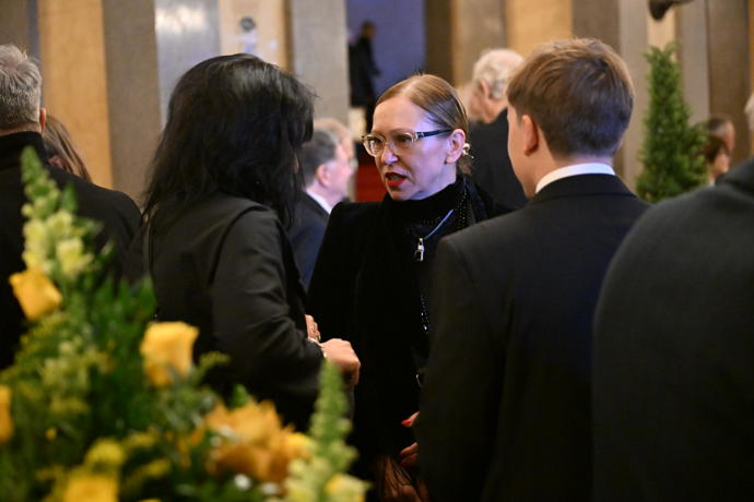 FOTO: Zuzana Stivínová na pohřbu Jiřího Štěpničky. – stránka 45