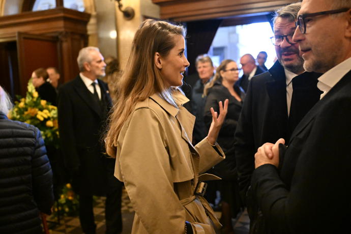 FOTO: Jana Bernášková na pohřbu Jiřího Štěpničky. – stránka 43