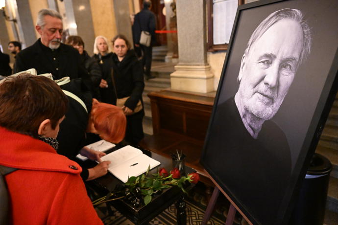 FOTO: Kondolenční kniha byla plná vzkazů. – stránka 40