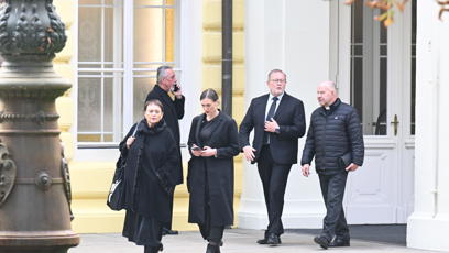 FOTO: Starosta Jan Korseska a kněz Jakub Berka na karu po pohřbu Jiřího Štěpničky.