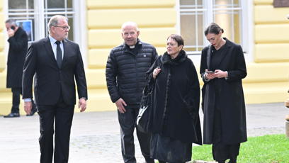 FOTO: Starosta Jan Korseska a kněz Jakub Berka na karu po pohřbu Jiřího Štěpničky.