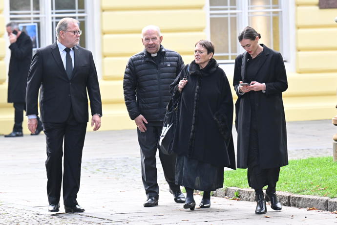 FOTO: Starosta Jan Korseska a kněz Jakub Berka na karu po pohřbu Jiřího Štěpničky. – stránka 21