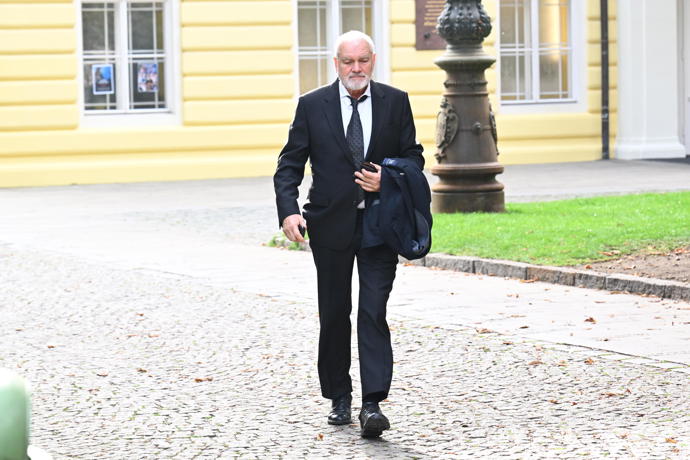 FOTO: Hosté po smuteční hostině Jiřího Štěpničky. – stránka 20