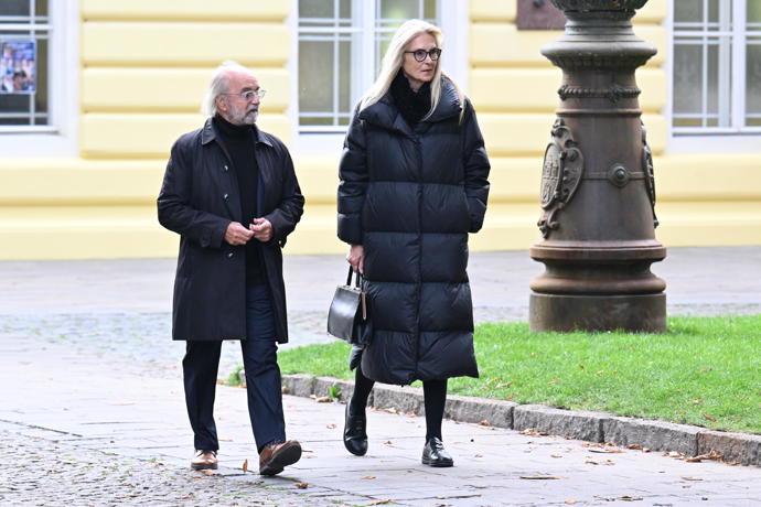 FOTO: Hosté po smuteční hostině Jiřího Štěpničky. – stránka 19