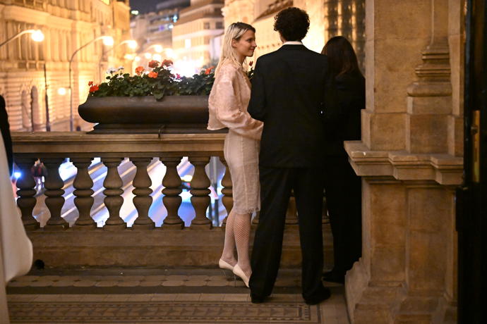 FOTO: Herečka se uvnitř Národního divadla převlékla do elegantních světlých šatů. – stránka 15