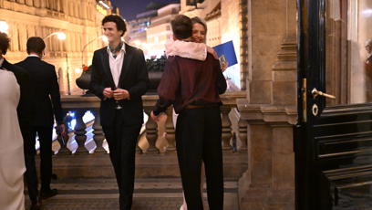 FOTO: Daniel Toman trpělivě čekal, než se jeho partnerka přivítala s ostatními hosty.