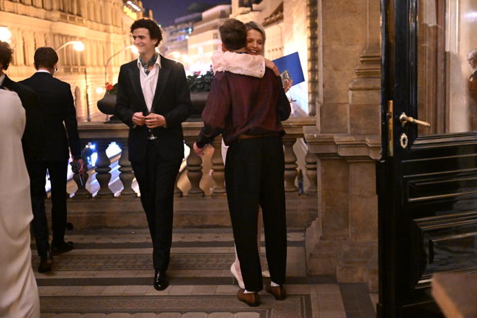 FOTO: Daniel Toman trpělivě čekal, než se jeho partnerka přivítala s ostatními hosty. – stránka 10