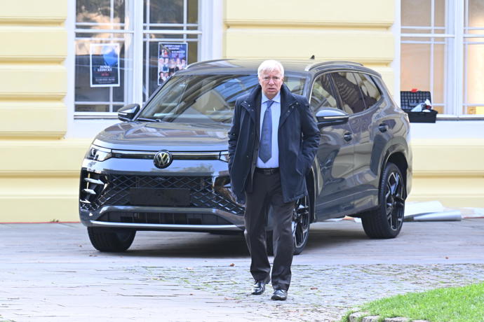 FOTO: Hosté po smuteční hostině Jiřího Štěpničky. – stránka 12