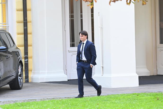 FOTO: Hosté po smuteční hostině Jiřího Štěpničky. – stránka 11
