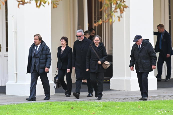 FOTO: Hosté po smuteční hostině Jiřího Štěpničky. – stránka 9