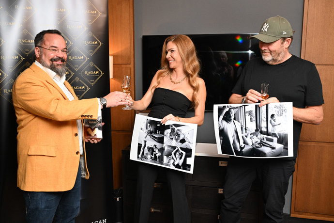 FOTO: Andrea Verešová a David Kraus si s chutí nabídli sklenku. – stránka 8