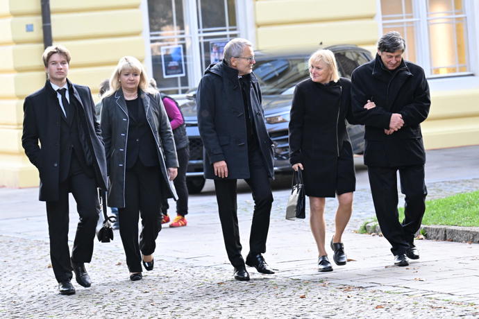 FOTO: Hosté po smuteční hostině Jiřího Štěpničky. – stránka 6