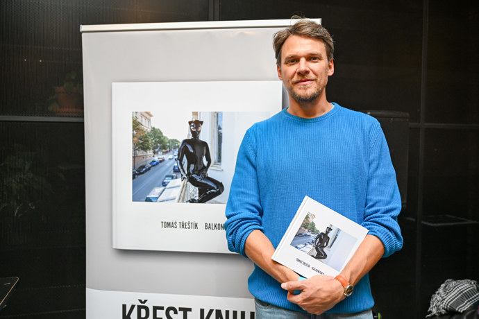 FOTO: Přítomnost Vojty Dyka dodala akci symbolický rozměr, neboť stál na samém počátku fotografické dráhy Tomáše Třeštíka. – stránka 11