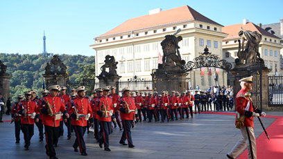 FOTO: Hradní stráž během příjezdu prezidentského páru Rumunska.