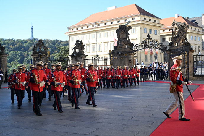 FOTO: Hradní stráž během příjezdu prezidentského páru Rumunska.