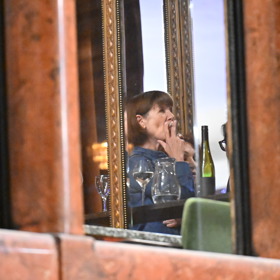 Andrea Bartošková si během živé konverzace potáhla z cigarety.