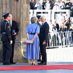 Prezident Petr Pavel a první dáma Eva Pavlová během čekání na rumunský prezidentský pár.