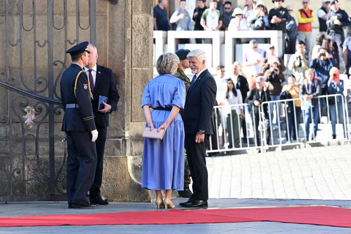 FOTO: Prezident Petr Pavel a první dáma Eva Pavlová se společně smějí od ucha k uchu. – stránka 5
