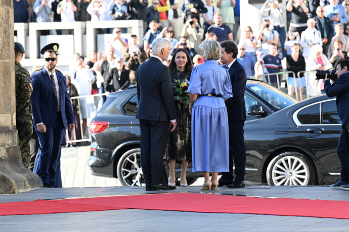 FOTO: Pan prezident společně s první dámou přivítali na Hradě prezidenta a první dámu Rumunska. – stránka 1
